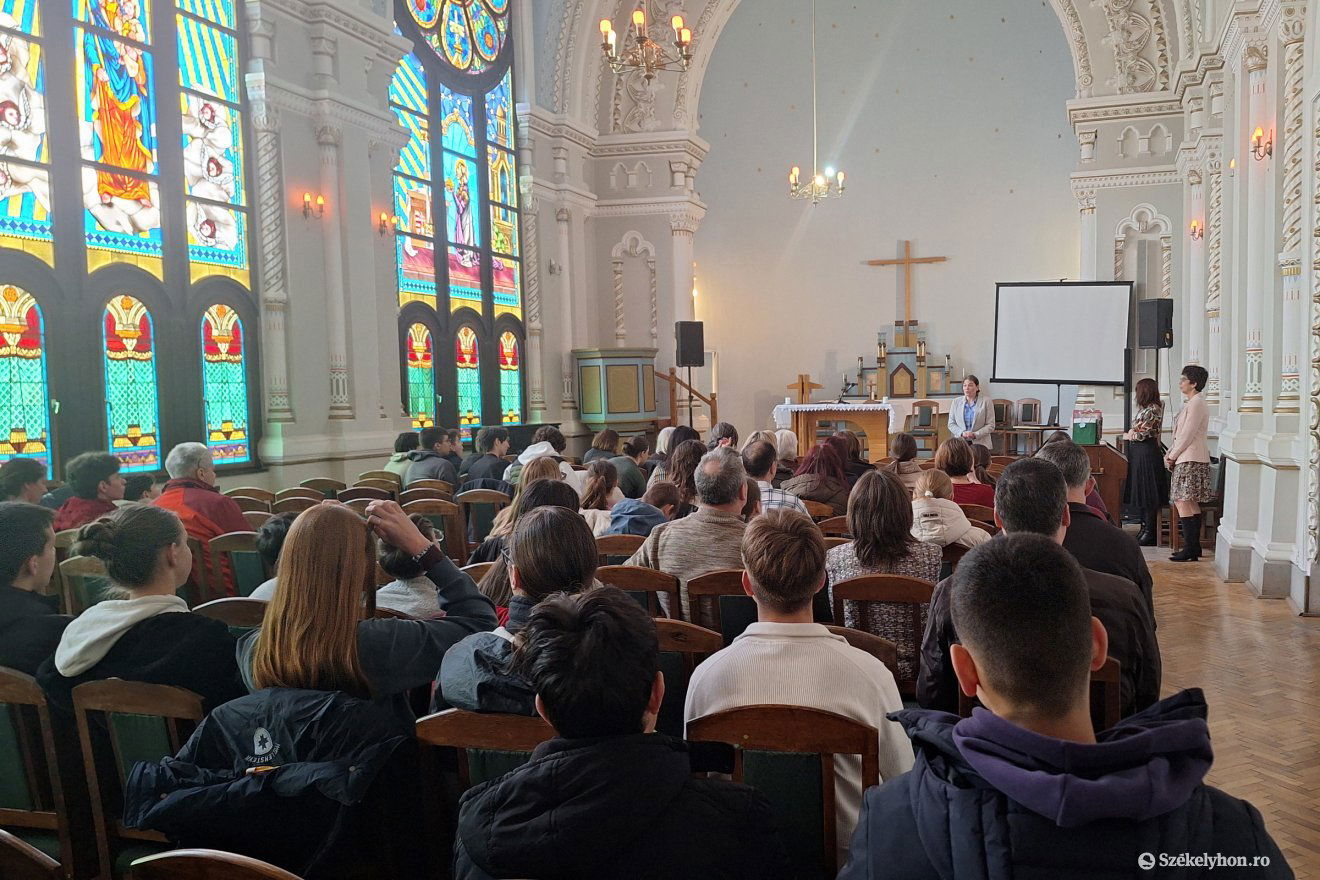 &bullet;  Fotó: Segítő Mária Római Katolikus Gimnázium