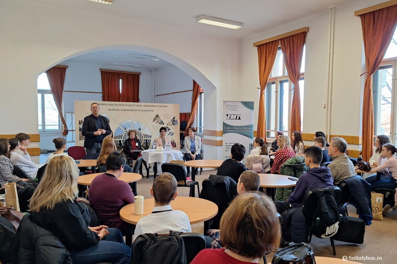 Huszonhat hetedikes és nyolcadikos osztályos diák mérte össze kémiatudását a Hevesy György Kárpát-medencei tantárgyverseny romániai döntőjén &bullet;  Fotó: Segítő Mária Római Katolikus Gimnázium