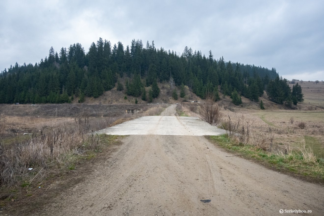 Megreősítésre szorul a földgát &bullet;  Fotó: Borbély Fanni