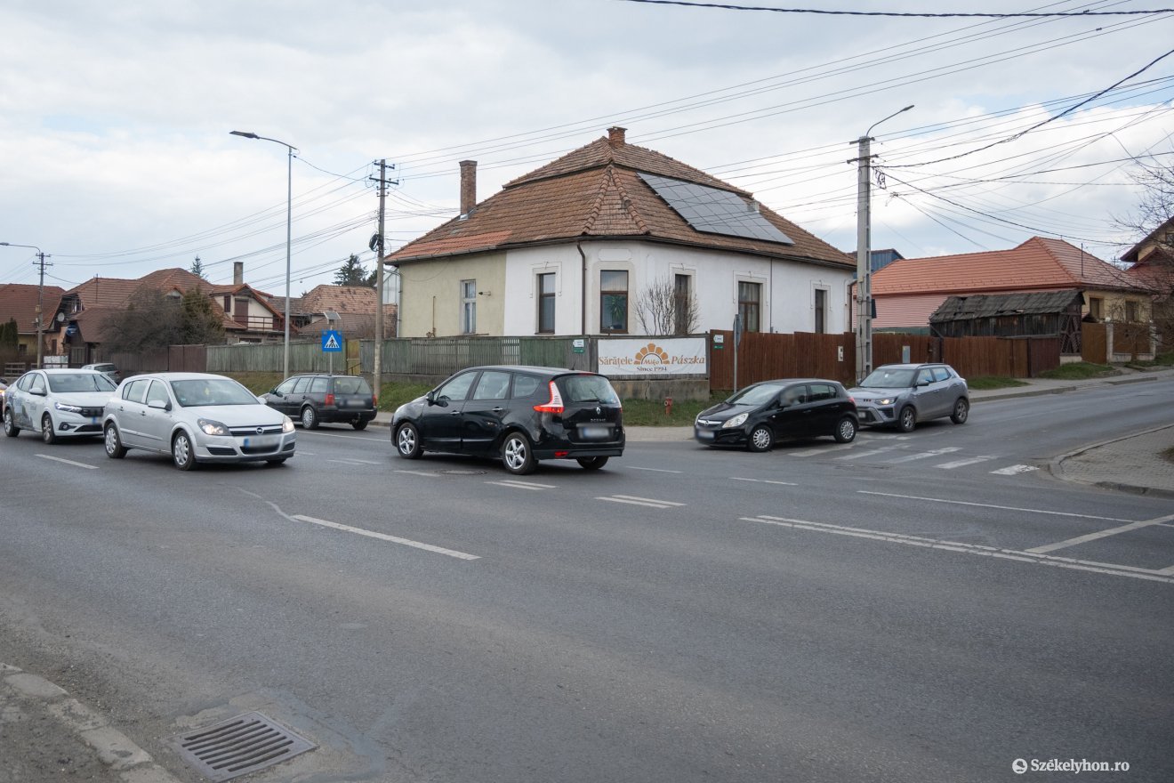 Meglehetősen forgalmas a Brassói út, és a Zöld Péter utcai kereszteződés. A négysávos útra kihajtani balra nagyon körülményes, egy körforgalom növelné a közlekedésbiztonságot az adott szakaszon. &bullet;  Fotó: Borbély Fanni