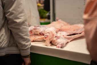 Kifogásolható és rosszul tárolt élelmiszerek miatt közel 4 millió lej értékben bírságolt a fogyasztóvédelem