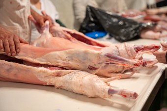 Közel négymillió lej értékben büntetett a fogyasztóvédelem az ortodox húsvét előtt