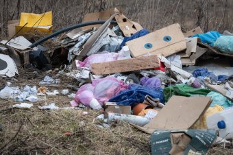 Nem éri meg kidobni a szemetet a természetbe – harmincezer lejnél is magasabb lehet érte a bírság