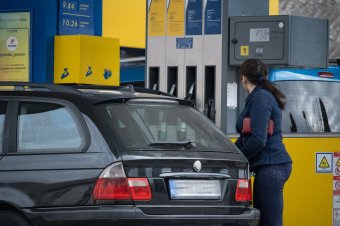 Újabb drágítás a töltőállomásokon, miközben az ország a válsághelyzet kihirdetésére vár