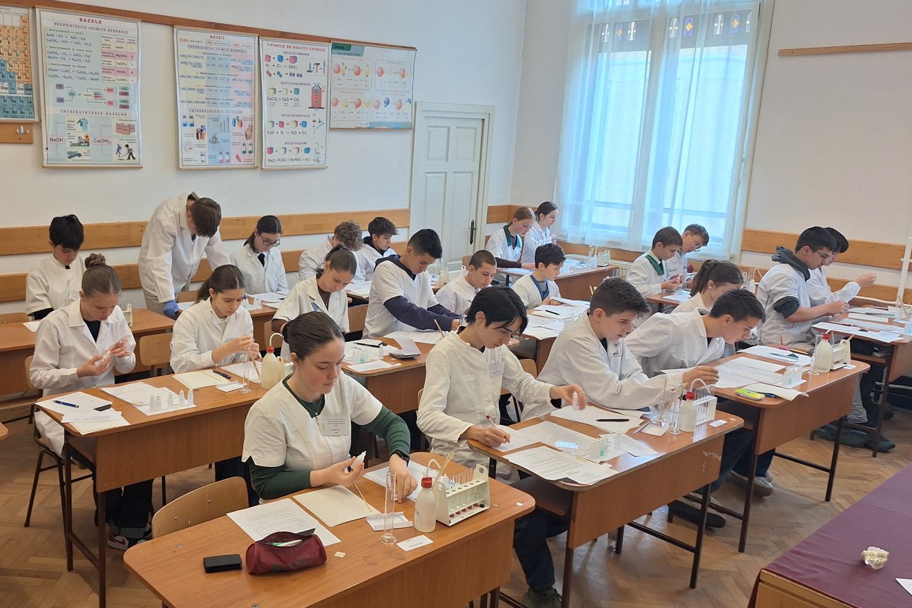 Több mint 300 diákból 26-an jutottak a kémiaverseny romániai döntőjébe