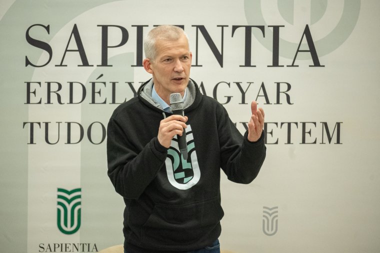 „Kötéltánc” a világ és Erdély között. Tonk Márton a 25 éves fennállását ünneplő Sapientia küldetéséről