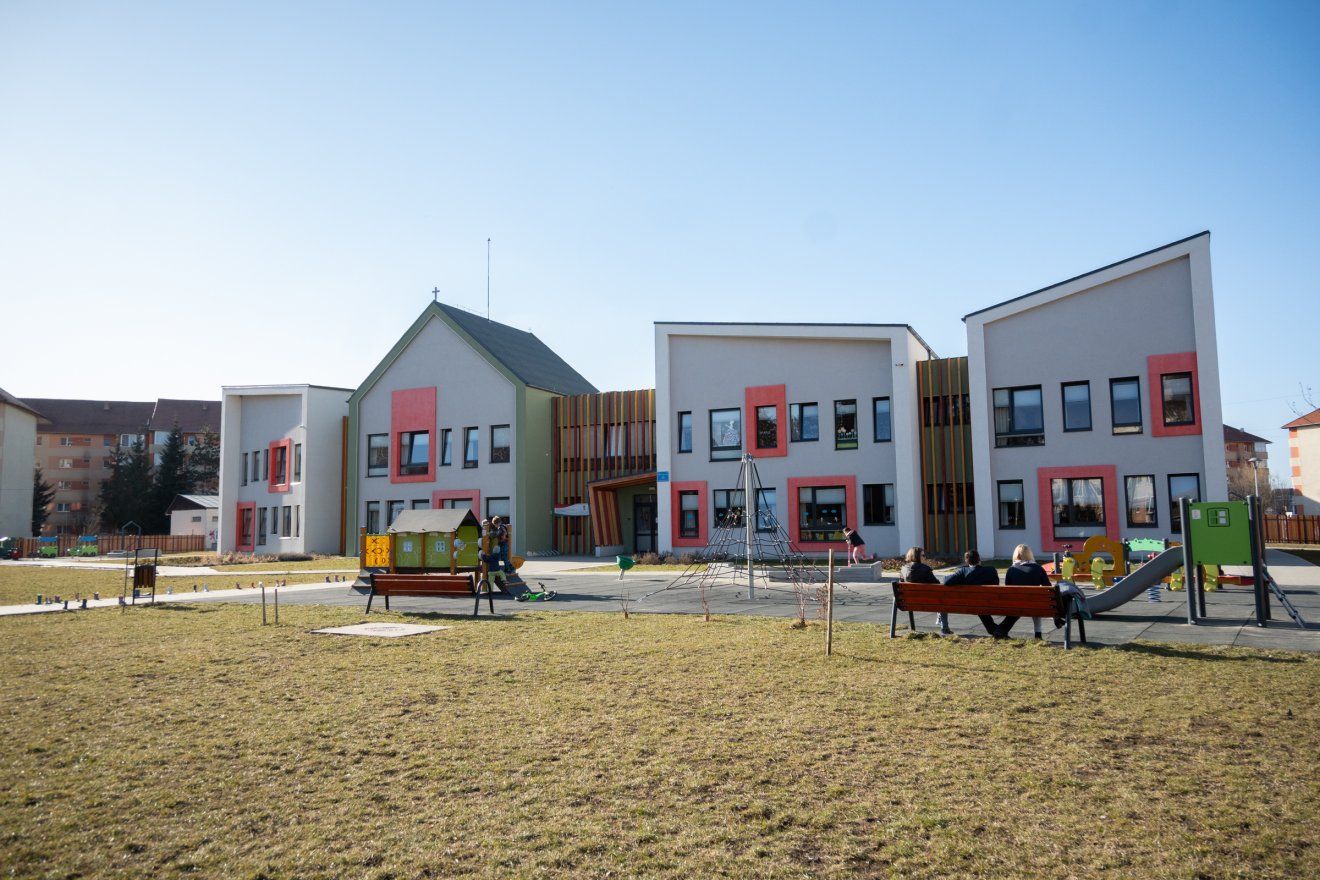 A mocsaras föld nem jelentett akadályt. Sikerült egy maradandó, biztonságos és „csodálatos” épületet létrehozni a közösség számára &bullet;  Fotó: Borbély Fanni