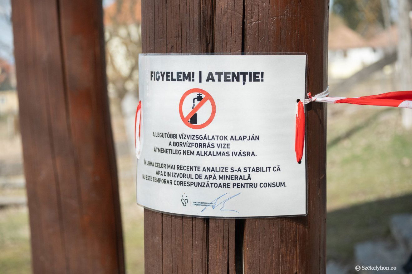 Felirat figyelmeztet a csíksomlyói borvízforrásnál, hogy a víz átmenetileg nem iható &bullet;  Fotó: Borbély Fanni