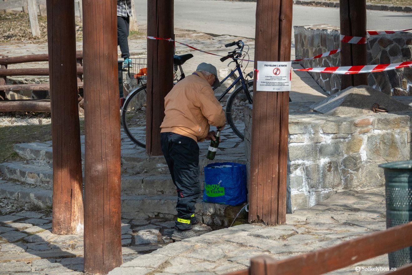 Nem mindenkit riaszt el a figyelmeztetés, hogy a forrásvíz egyelőre fogyasztásra nem alkalmas &bullet;  Fotó: Borbély Fanni