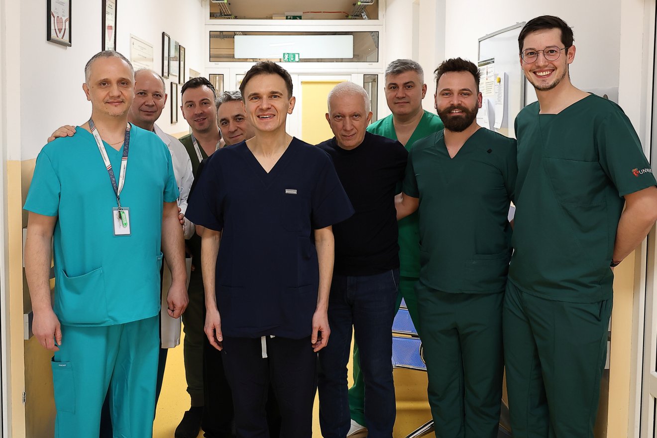 Balról látható Albert Claudiu osztályvezető urológus főorvos, mellette közvetlenül Arkadiusz Miernik németországi professzor. Helyi, marosvásárhelyi és bukaresti orvosok is részt vettek a túliumlézeres műtéteken a csíkszeredai kórházban &bullet;  Fotó: Csíkszeredai Megyei Sürgősségi Kórház