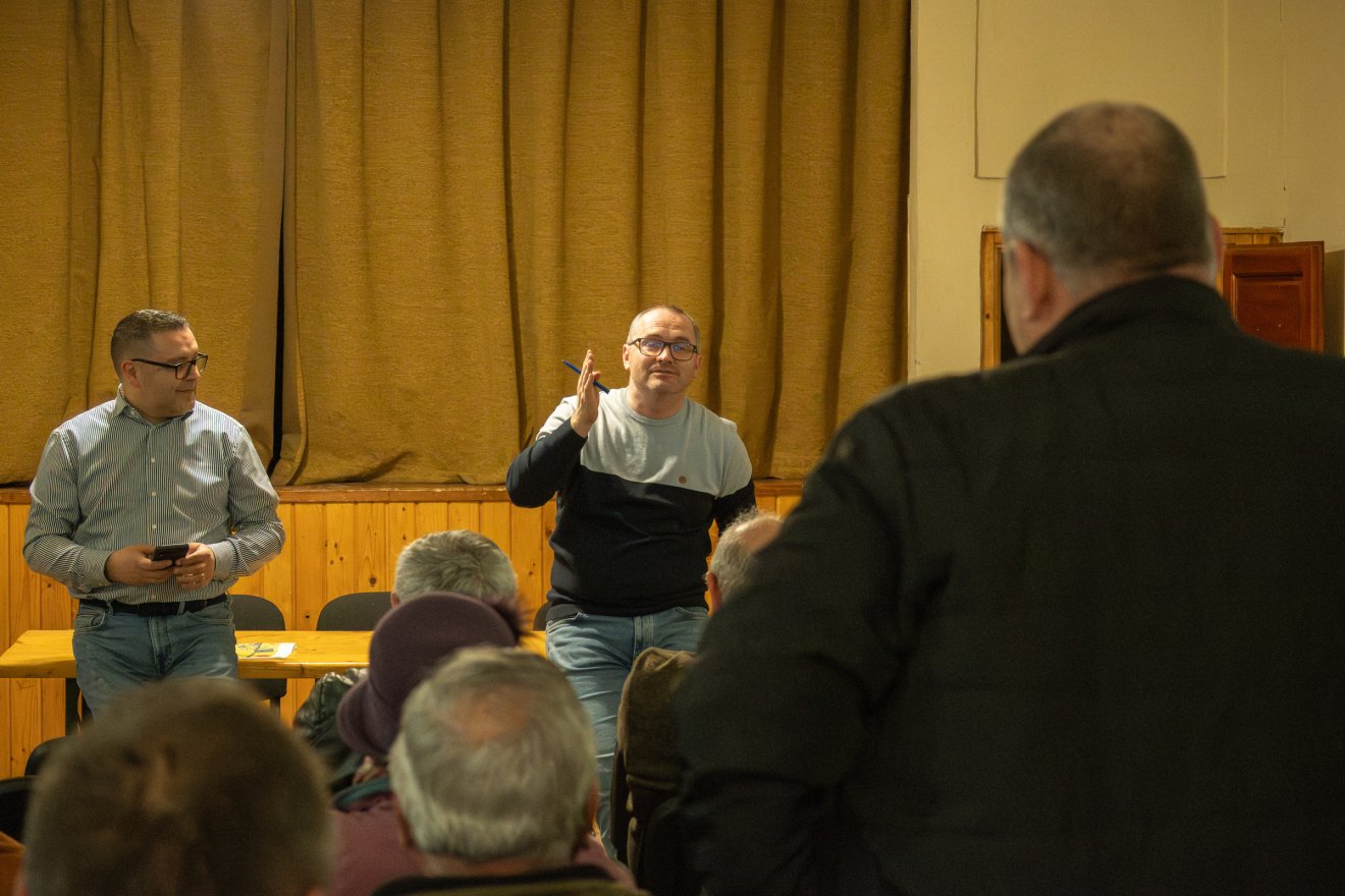 Korodi Attila polgármester és Bors Béla alpolgármester igyekezett megnyugtatni a kedélyeket &bullet;  Fotó: Borbély Fanni