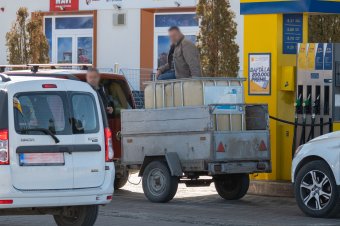 Kedden fog beavatkozni a kormány az üzemanyagok árába