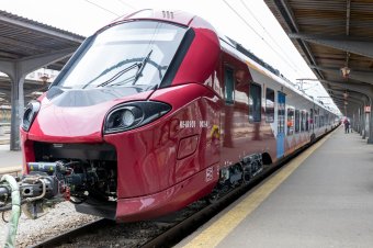 Miniszter: az emberek kénytelenek pocsék állapotú vonatokon utazni, miközben vadonatúj szerelvények rostokolnak