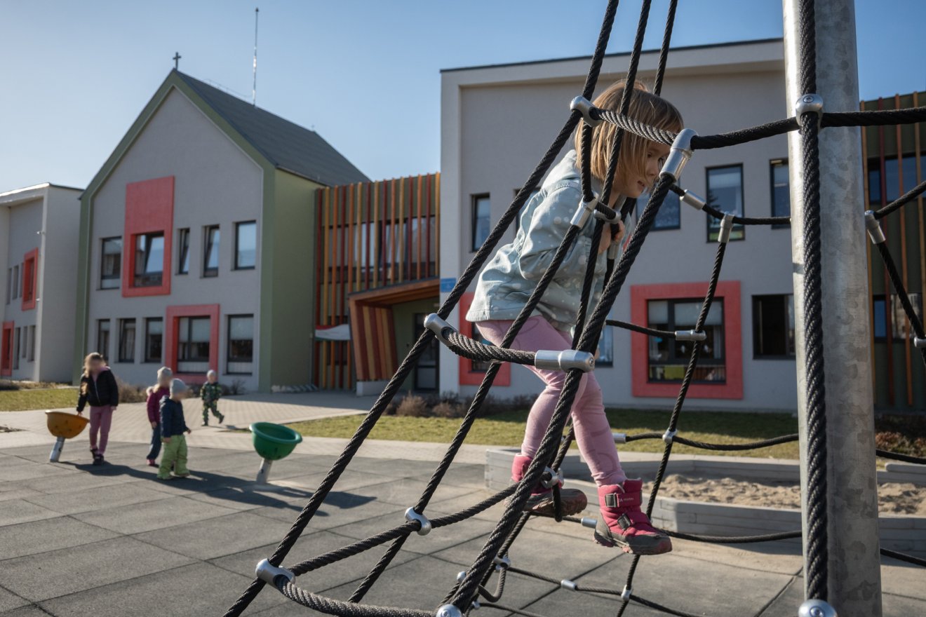 Több mint száz cölöpre építették a csíkszeredai Angyalkert napközit