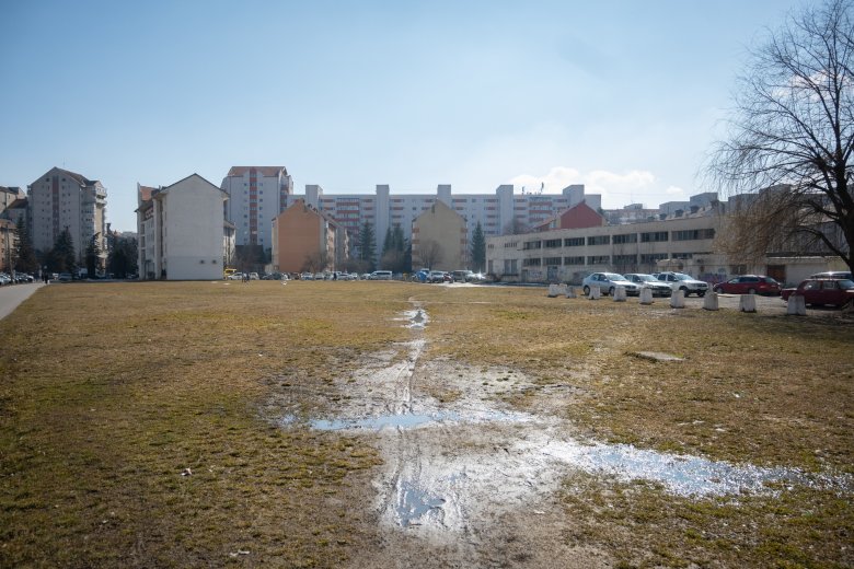 Kétszintes, részben süllyesztett parkolóházat építenének Csíkszeredában