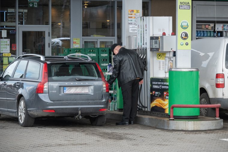 Olajválság: otthoni munkát és kevesebb repülést javasol a Nemzetközi Energiaügynökség