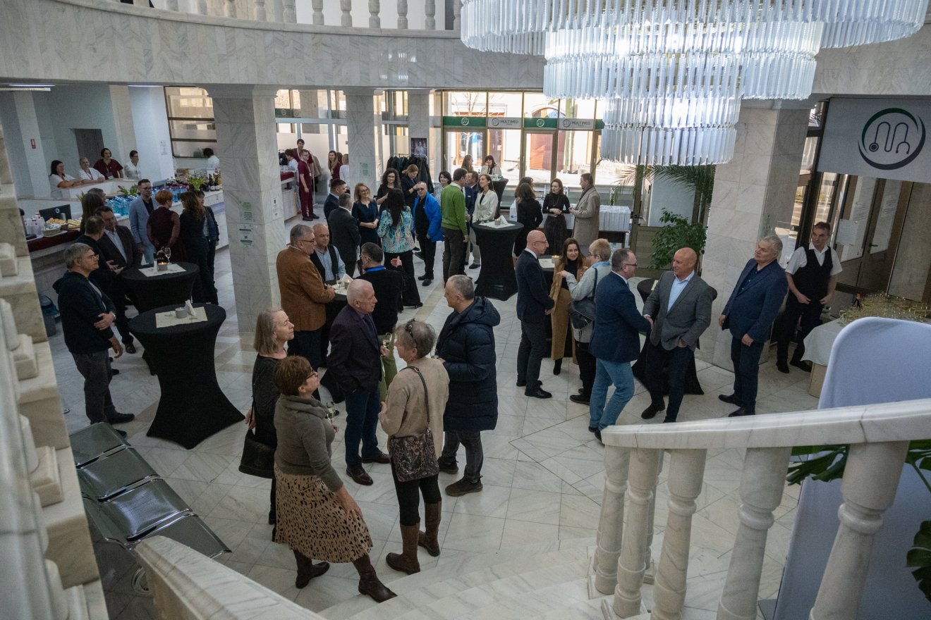 A Hargita megyei egészségügyi intézmények képviselői, orvosok, továbbá politikusok is koccintottak az új klinika születésére &bullet;  Fotó: Borbély Fanni