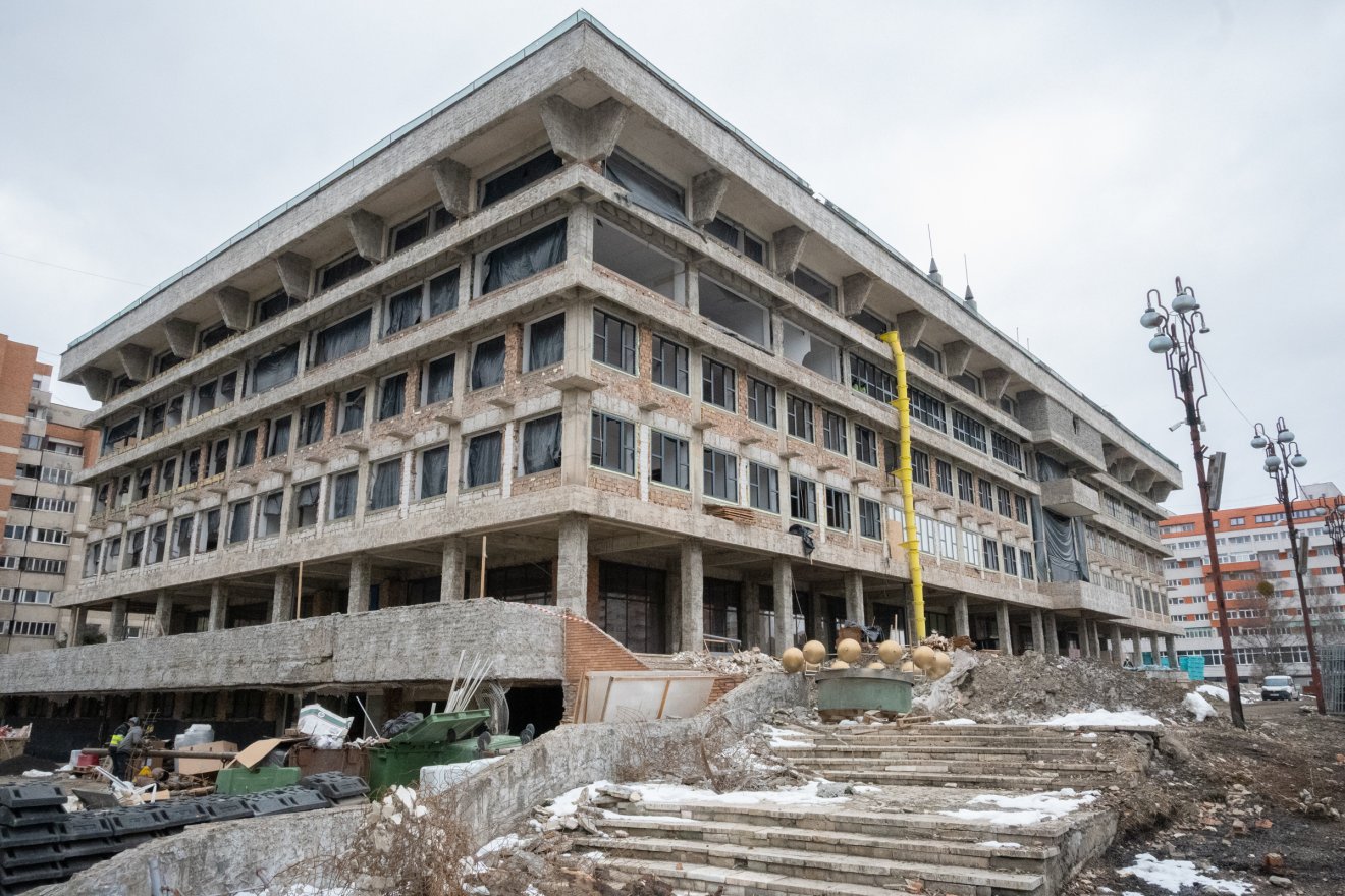 Júniusig kell befejezni a csíkszeredai megyeháza felújítását. Szoros a határidő &bullet;  Fotó: Borbély Fanni