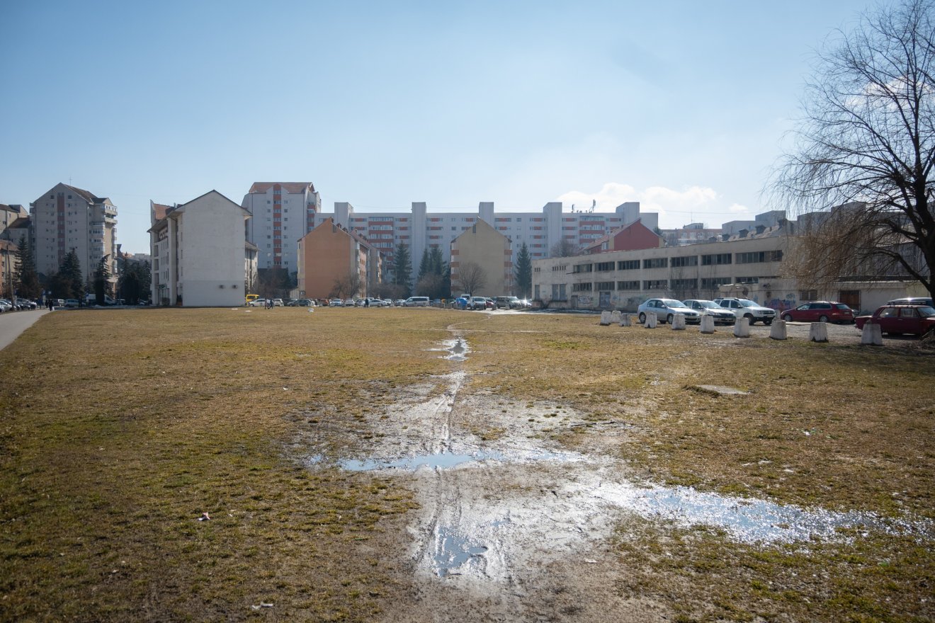 Üres terület a városközpontban. Parkolóház épülhet. &bullet;  Fotó: Borbély Fanni