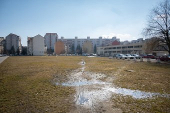 Kétszintes, részben süllyesztett parkolóházat építenének Csíkszeredában