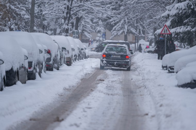 Nehezen indult a reggel a havazás miatt a székelyföldi városokban