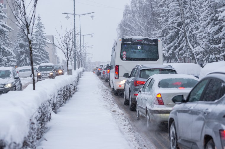 Nehezen indult a reggel a havazás miatt a székelyföldi városokban