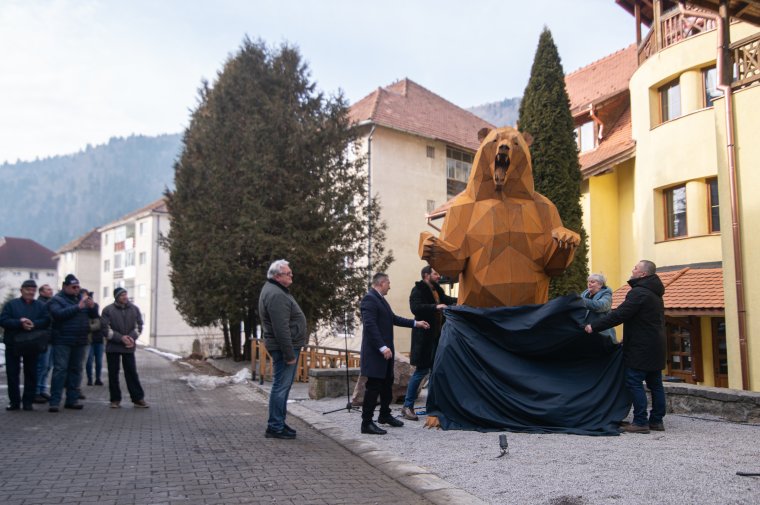 Négy méter magas medveszobrot állítottak fel Tusnádfürdőn