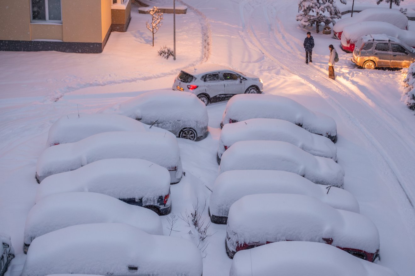 Csíkszeredában a hó alól kellett „kiásni” az autókat &bullet;  Fotó: Pinti Attila