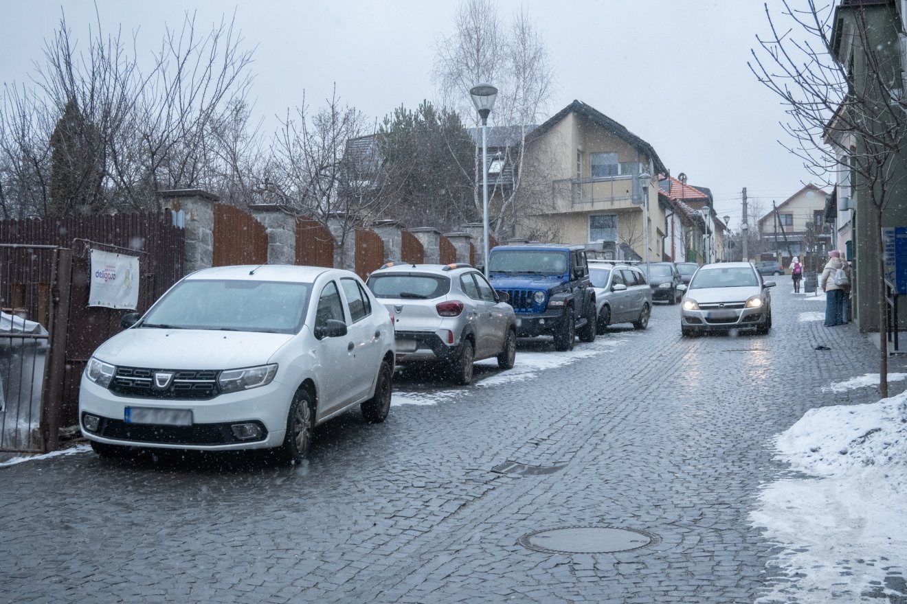 Akadálytalan a bejutás, sokan parkolnak a Lejtő utcában is &bullet;  Fotó: Borbély Fanni