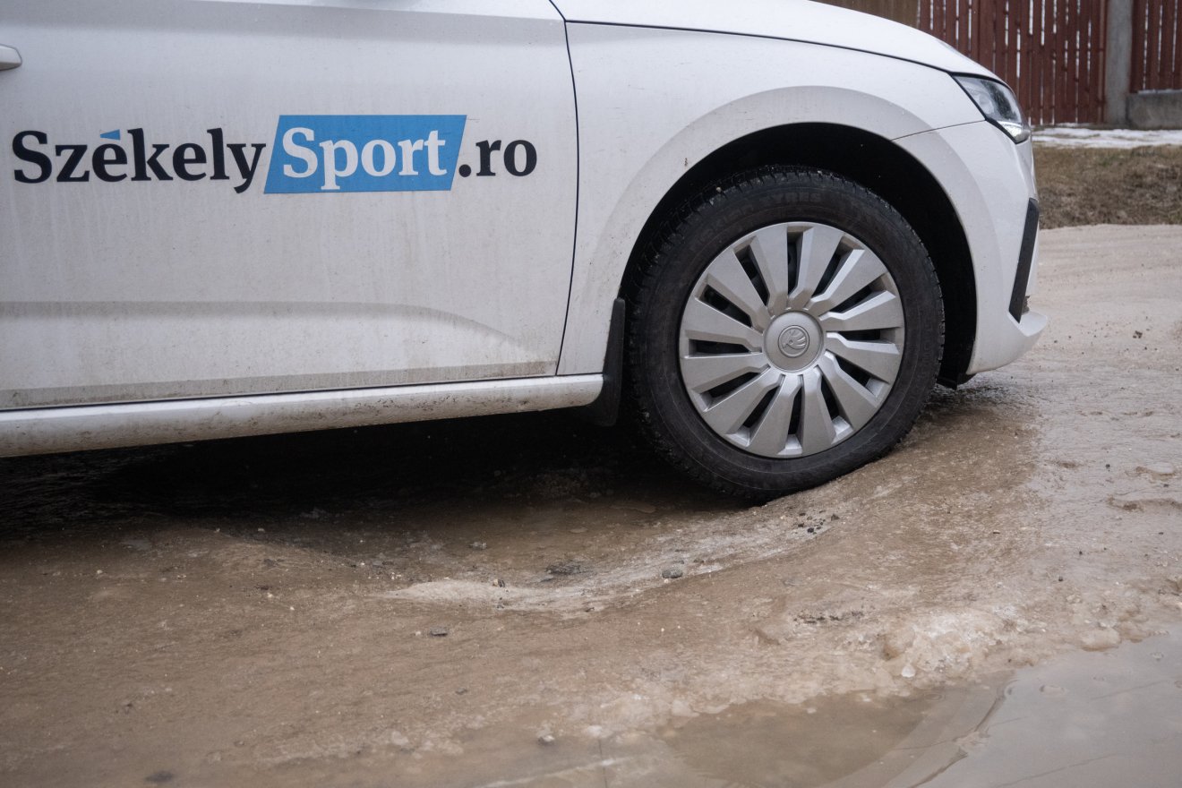 Nem egyszerű a közlekedés a kátyús utakon &bullet;  Fotó: Borbély Fanni