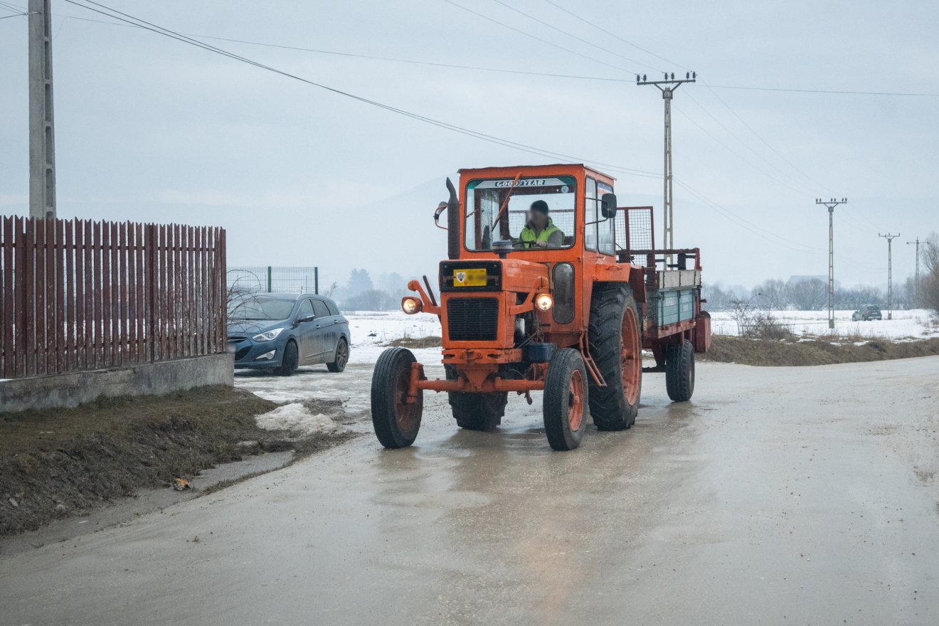 Előny a traktornál. Ha ez a jármű megáll a jeges úton, csak nehézségek árán tudna ismét elindulni &bullet;  Fotó: Borbély Fanni