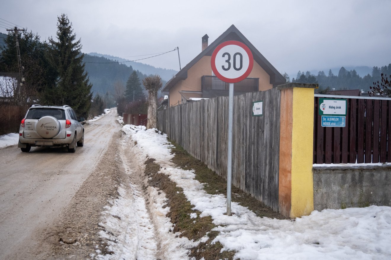 Délelőtt is jeges volt az út a Csíkszeredához tartozó Szécsenyben. Nem lépik túl a sebességhatárt &bullet;  Fotó: Borbély Fanni