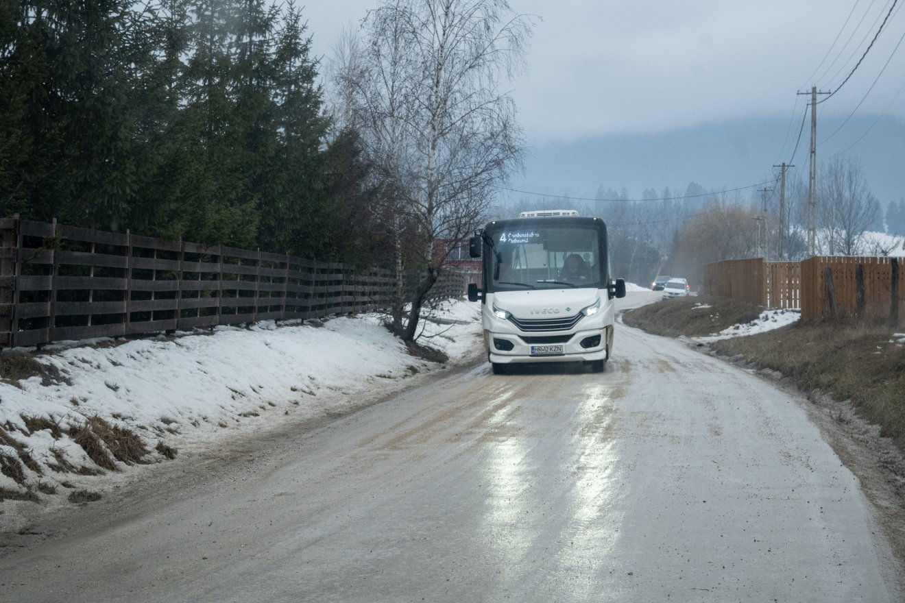Jeget világít meg a jármű. A buszok számára is kihívás a közlekedés &bullet;  Fotó: Borbély Fanni