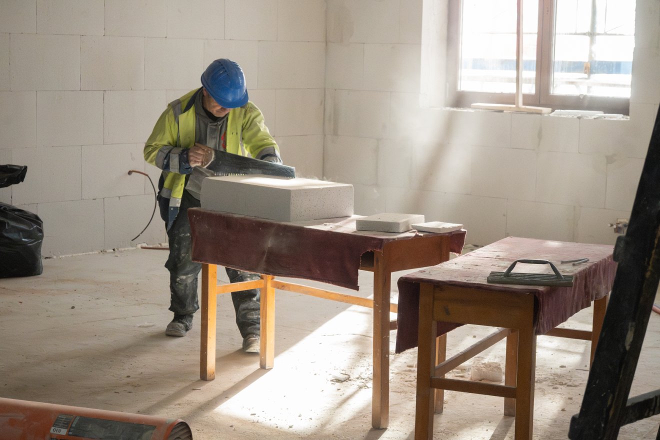 Különleges hőszigetelő lappal szigetelik a belső falakat azokon a részeken, ahol kívül mozaikalkotás található &bullet;  Fotó: Borbély Fanni