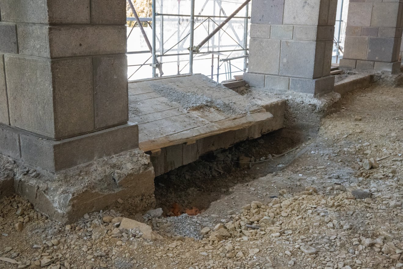 Üregesedés a bejárati kőlépcsők alatt, mintha a levegőben állna az egész lépcső &bullet;  Fotó: Borbély Fanni