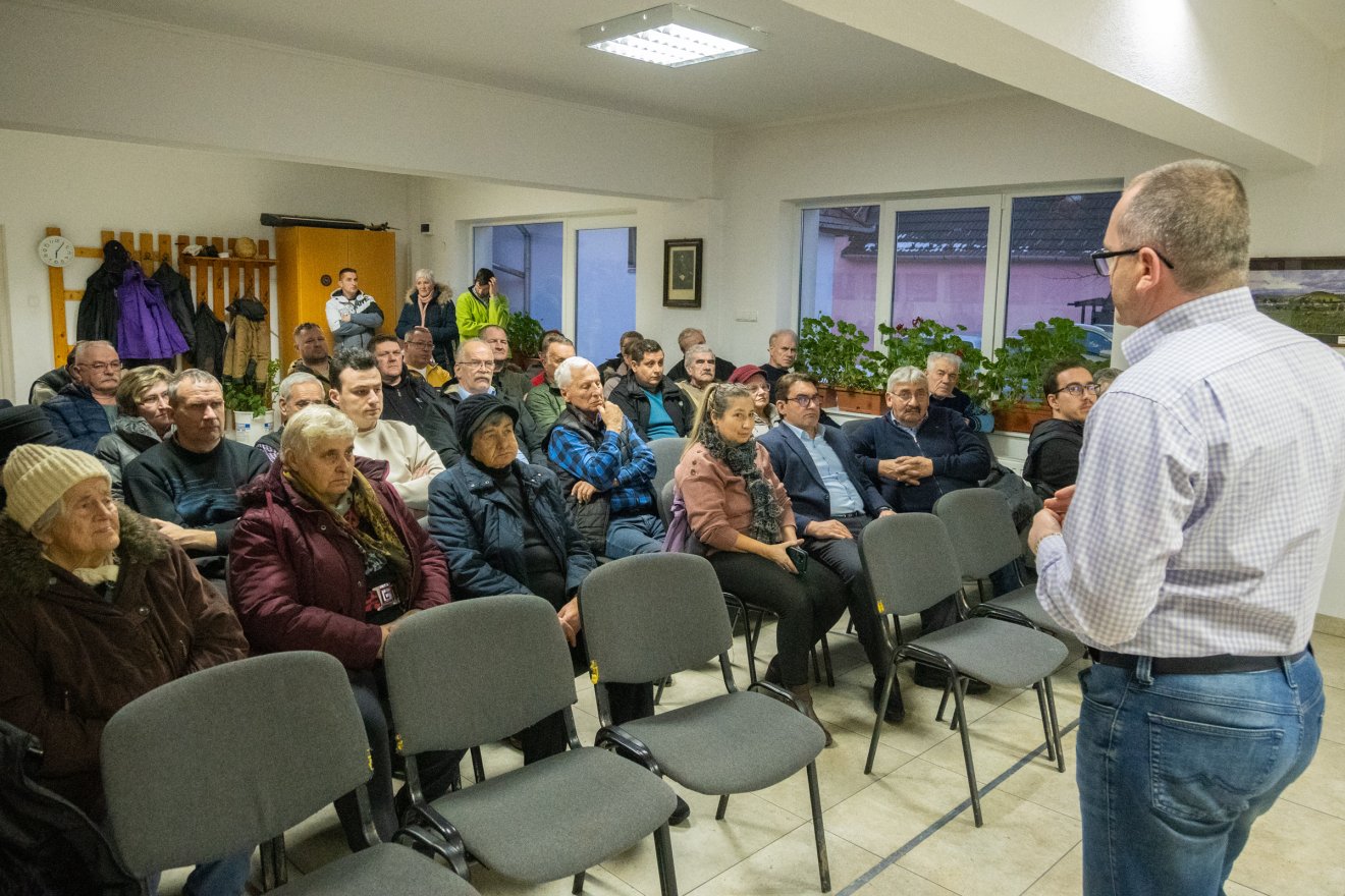 Zsögöd városrész lakóinak problémái kerültek terítékre. Korodi Attila lakossági fórumon beszélte át a zsögödiek gondjait &bullet;  Fotó: Borbély Fanni
