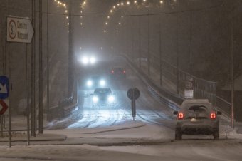 Visszatért a tél, erős szélre és havazásra figyelmeztetnek, több erdélyi megye is érintett