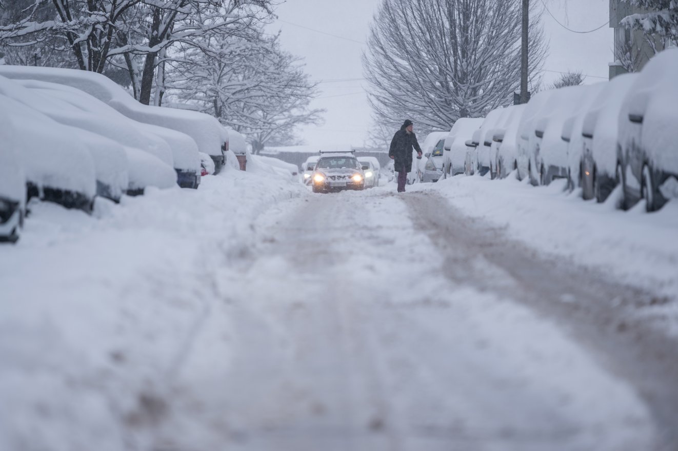 Nehezen indult a reggel a havazás miatt a székelyföldi városokban