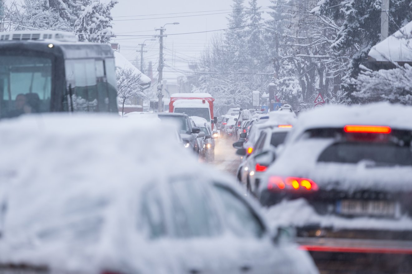 Nehezen indult a reggel a havazás miatt a székelyföldi városokban
