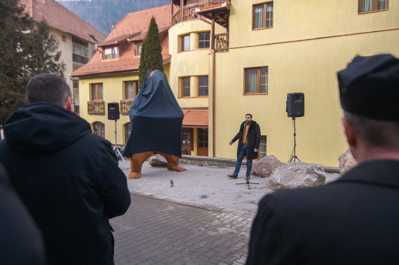 Négy méter magas medveszobrot állítottak fel Tusnádfürdőn