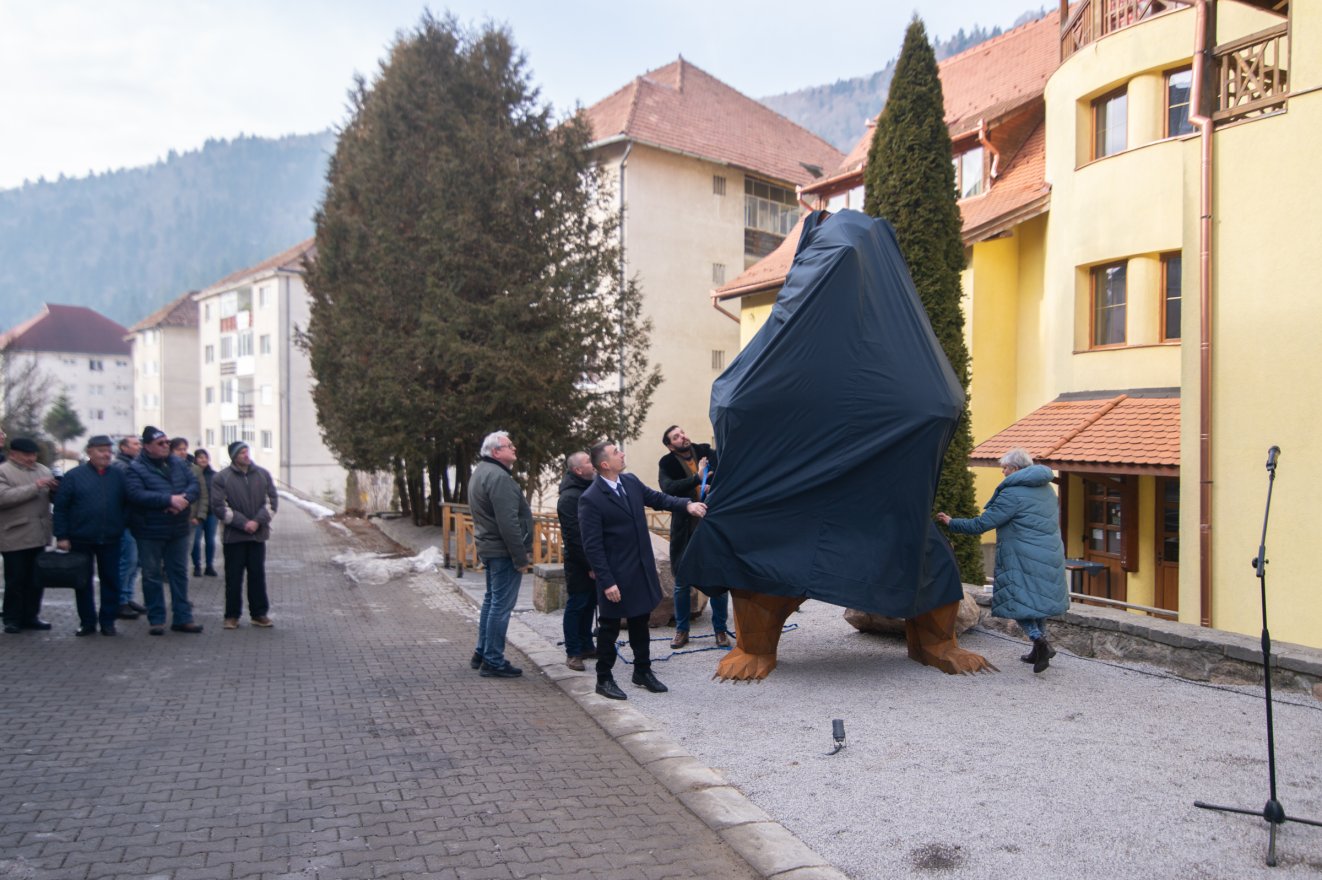 Négy méter magas medveszobrot állítottak fel Tusnádfürdőn