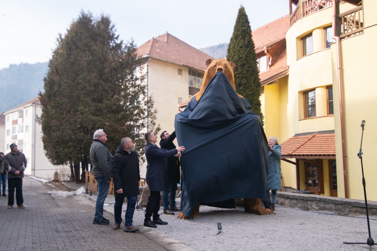 Négy méter magas medveszobrot állítottak fel Tusnádfürdőn