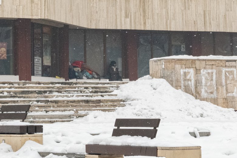 Szabad ég alatt egy hajléktalan nő Csíkszeredában