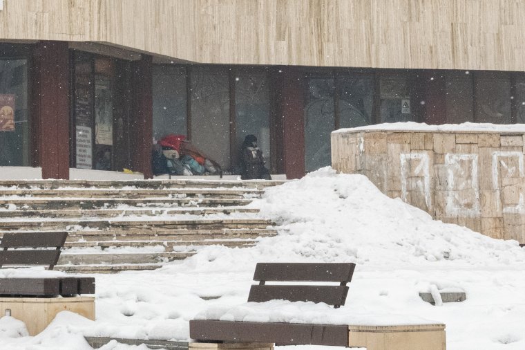 Szabad ég alatt egy hajléktalan nő Csíkszeredában