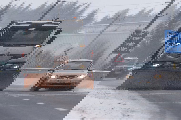 Hóhelyzet: az ország egész területén téliesek az útviszonyok, Erdély több pontján korlátozásokat vezettek be