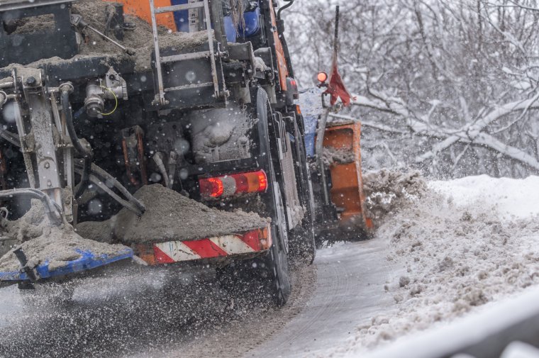 Téli útviszonyok nehezítik a közlekedést Székelyföld-szerte
