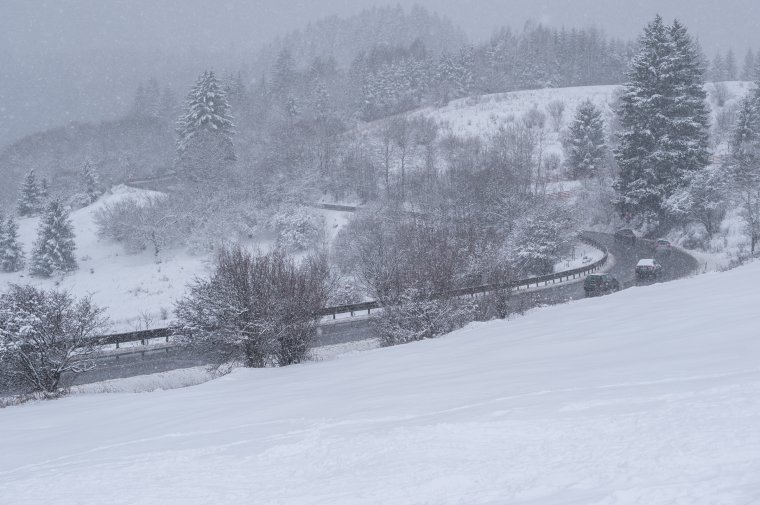 Több tízezer háztartás maradt áram nélkül a havazás miatt