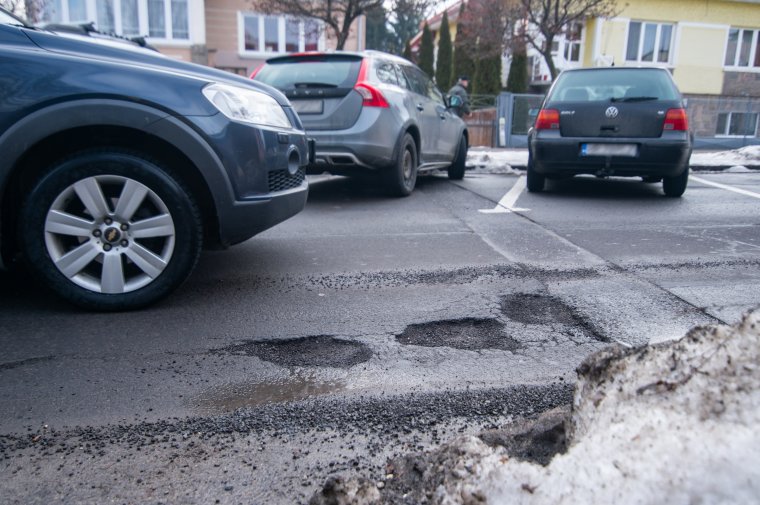„Kiolvadtak” a gödrök a csíkszeredai utakon