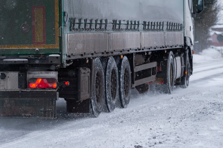 Hóvihar bénítja a dél- és kelet-romániai közlekedést: lezárt utak, akadozó vasút, bezárt tengeri kikötők