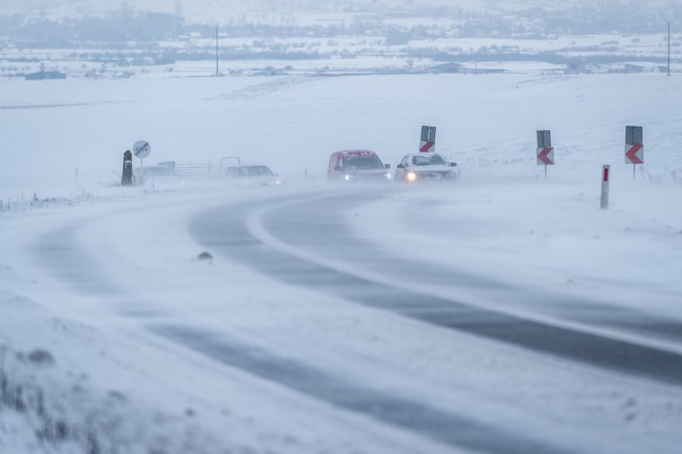 Több ezer diáknak kell áttérnie online oktatásra a zord időjárás miatt